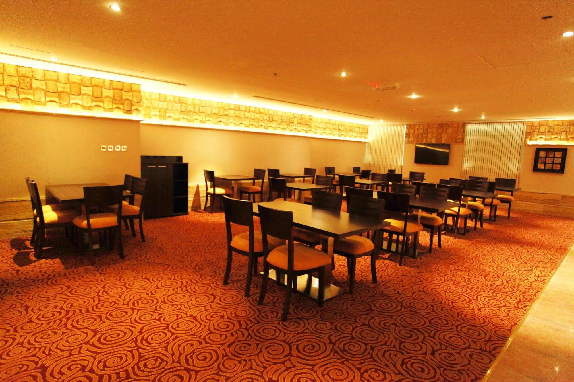Golden Ocean Hotel Доха Екстериор снимка